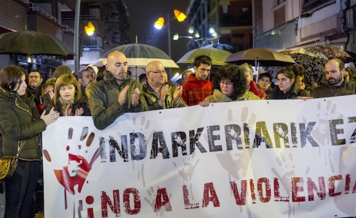 Concentración que se celebró el miércoles en Abadiño en repulsa por las muertes de Mari Luz Alejo y Amelia Rodríguez presuntamente a manos de su marido y yerno. (Marisol RAMÍREZ/ARGAZKI PRESS)