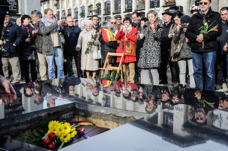 Familiares de fusilados y autoridades, durante un entierro en el cementerio de Iruñea. 