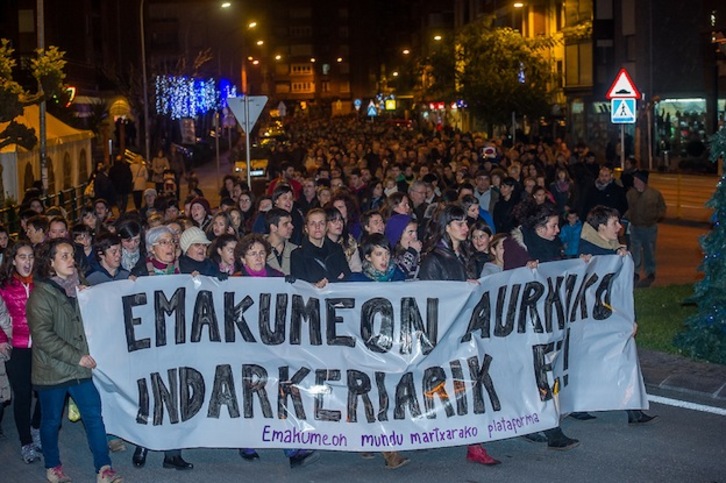 Manifestación que ha recorrido este viernes las calles de Matiena, en Abadiño. (Luis JAUREGIALTZO / ARGAZKI PRESS)