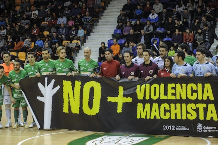 Rechazo a la violencia machista en el partido de fútbol sala enter Magna Navarra y Tenerife. (Jagoba MANTEROLA / ARGAZKI PRESS)