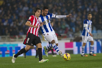 Vela e Iturraspe pugnan por el balon. (Juan Carlos RUIZ / ARGAZKI PRESS)