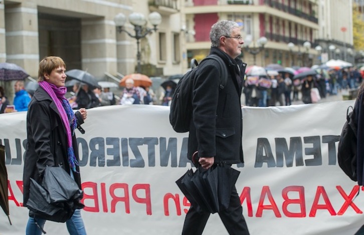 Ainhoa Etxaide (LAB) y Adolfo Muñoz (ELA) en la cadena humana que ha tenido lugar este miércoles. (ARGAZKI PRESS)