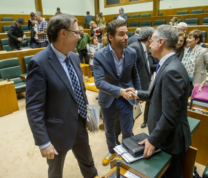 Borja Sémper (PP) saluda a Urkullu en presencia de Gatzagaetxebarria. (Juanan RUIZ/ARGAZKI PRESS)