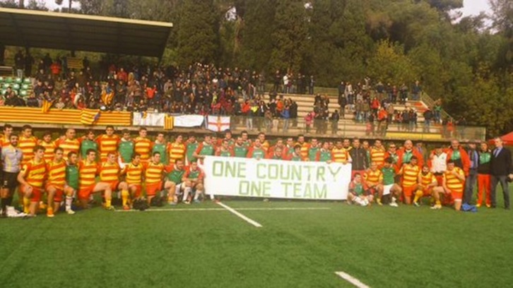 Errugbiko partidaren ondotik bi taldeek atera duten argazkia. (@rugby_cat)