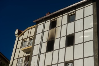 Edificio incendiado en la Avenida Basagoiti de Getxo. (Luis JAUREGIALTZO/ARGAZKI PRESS)