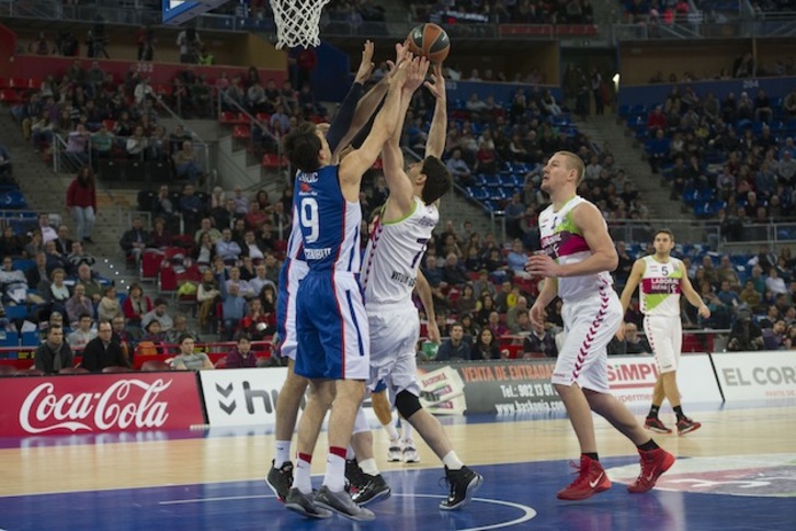 Pugna bajo el aro del Anadolu Efes. (Raúl BOGAJO / ARGAZKI PRESS)