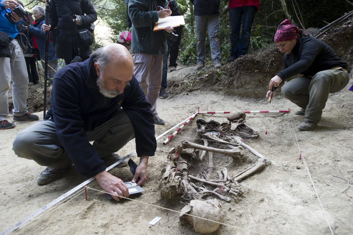 El forense Paco Etxeberria con los restos encontrados. (Iñigo URIZ / ARGAZKI PRESS)