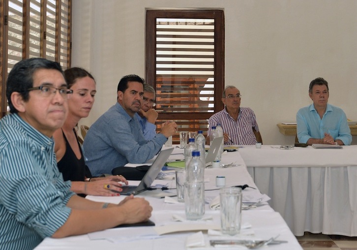 El presidente de Colombia, Juan Manuel Santos, durante su reunión en Cartagena con sus negociadores de paz. (Juan Pablo BELLO/AFP)