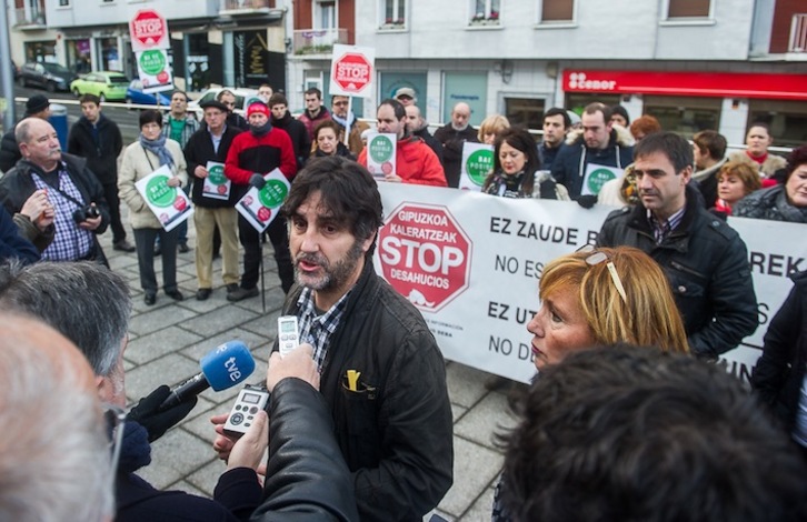 Stop Desahucios se ha concentrado ante el juzgado de Eibar. (Luis JAUREGIALTZO/ARGAZKI PRESS)