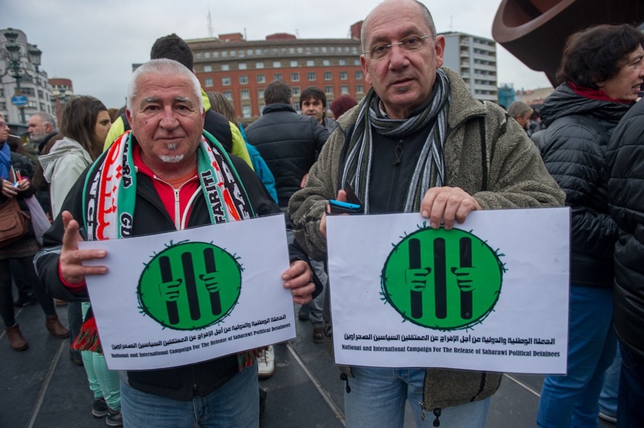 Dos hombres reivindican la libertad de los presos saharauis. (Juanan RUIZ/ARGAZKI PRESS)