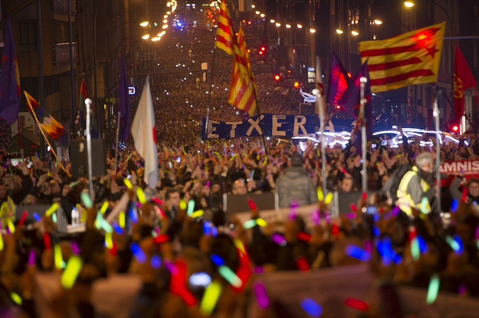 Señales luminosas, banderas y una multitud en Autonomía. (Raúl BOGAJO/ARGAZKI PRESS)