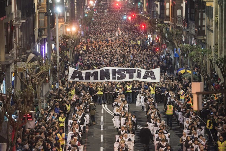 La marcha avanza por Hurtado Amezaga. (Jon URBE/ARGAZKI PRESS)
