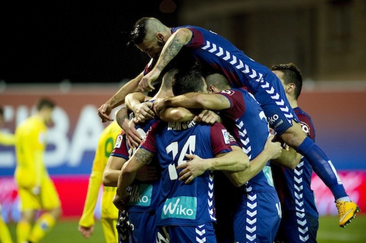 Los jugadores del Eibar celebran el primero de sus goles. (Juan Carlos RUIZ / ARGAZKI PRESS)