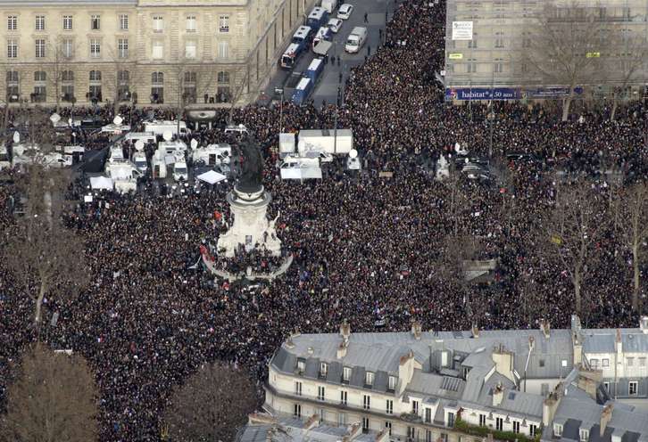Miles de personas en la plaza de la República. (Kenzo TRIBOUILLARD / AFP)