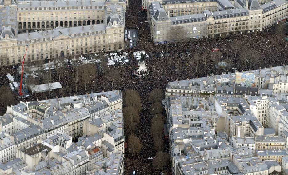Miles de personas en la plaza de la República. (Kenzo TREBUILLARD / AFP)