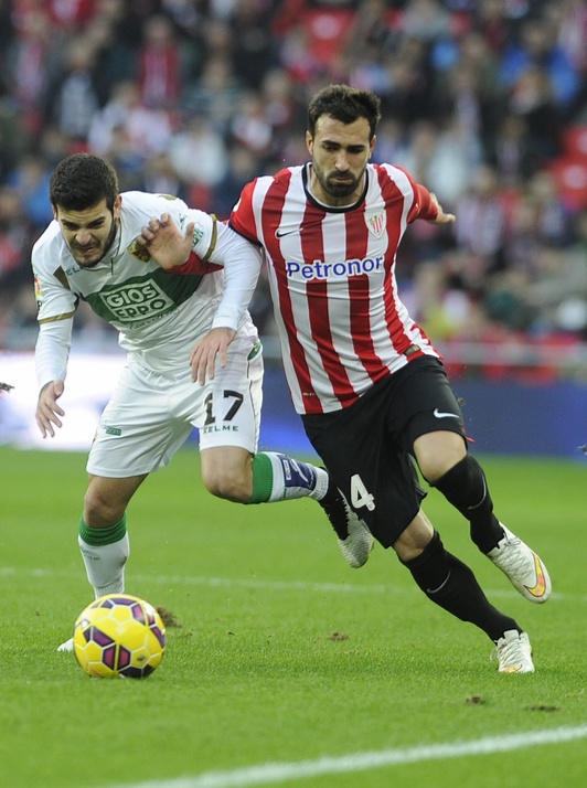 Balenziaga pugna por el balón con un jugador del Elche. (ARGAZKI PRESS)