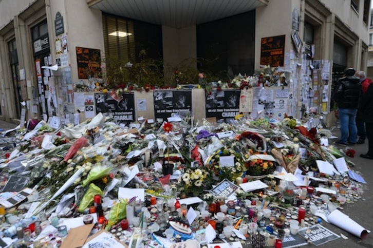 Flores cerca de la sede del semanario ‘Charlie Hebdo’ en París. (Joel SAGET/AFP)