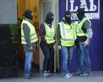 Algunos de los guardias civiles que han participado en el registro de la sede de LAB en Bilbo. (Marisol RAMIREZ/ARGAZKI PRESS)