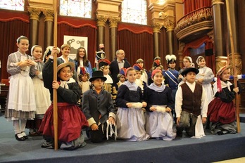 Los personajes de la Tamborrada Infantil posan junto al alcalde y la responsable de Cultura. (Donostia Kultura)