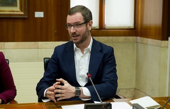 El alcalde de Gasteiz, Javier Maroto, durante su comparecencia. (Raul BOGAJO/ARGAZKI PRESS)
