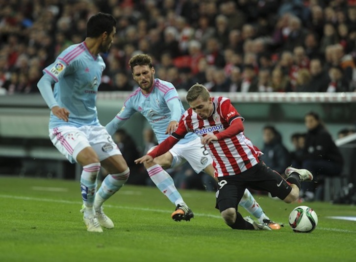 Muniain pugna por un balón. (Marisol RAMIREZ/ARGAZKI PRESS)