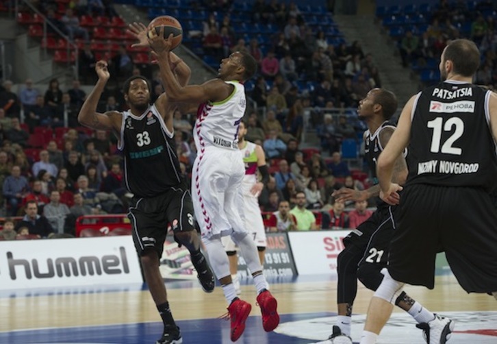 Darius Adams, en un lance del encuentro. (Raul BOGAJO/ARGAZKI PRESS)