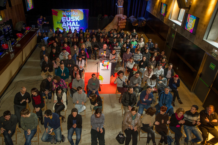 Ekitaldi jendetsua burutu dute Iruñeako Zentral Cafe Teatron. (Iñigo URIZ / ARGAZKI PRESS)