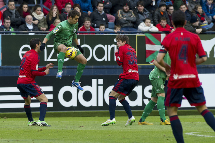 Olavide y los dos Flaños atentos al balón. (Iñigo URIZ / ARGAZKI PRESS)