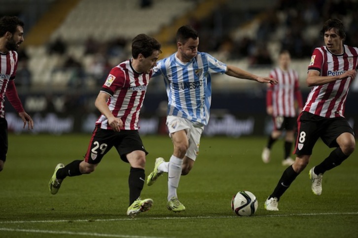 Juanpi trata de marcharse entre Unai López e Iturraspe. (Jorge GUERRERO / AFP)