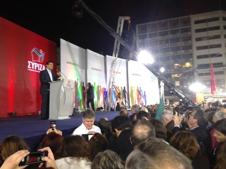 Tsipras, durante su intervención de este jueves en Atenas. (@Josu_Juaristi)