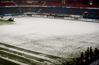 Césped de El Sadar. La nieve ha cuajado en Iruñea. (Iñigo URIZ / ARGAZKI PRESS)