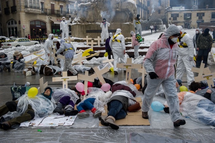 El simulacro radiactivo ha tenido lugar en la plaza de la Virgen Blanca de Gasteiz. (Juanan RUIZ/ARGAZKI PRESS)