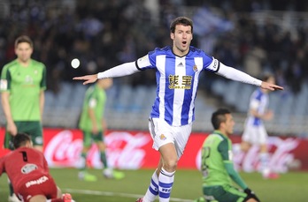 Agirretxe celebra su gol. (Andoni CANELLADA/ARGAZKI PRESS)