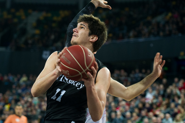 Marko Todorovic, en un lance del partido de hoy. (Luis JAUREGIALTZO / ARGAZKI PRESS)