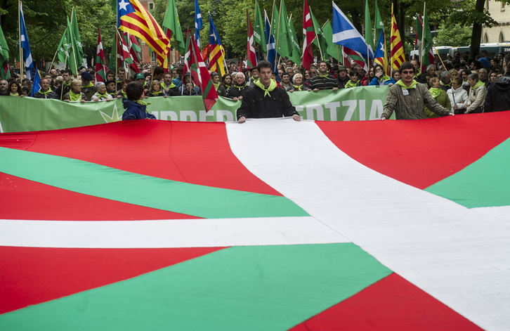 Independentistak Sarearen martxa iazko Aberri Egunean. (Jagoba MANTEROLA / ARGAZKI PRESS)