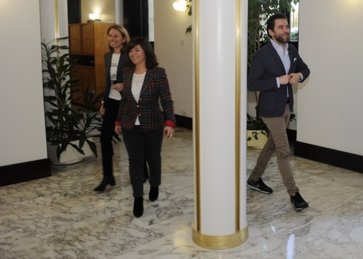 Llanos y Quiroga por un lado, Sémper por otro, este viernes en el Parlamento de Gasteiz. (Juanan RUIZ / ARGAZKI PRESS)