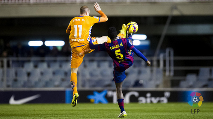 Ion Vélez pugna por el balón. (Deportivo Alavés)