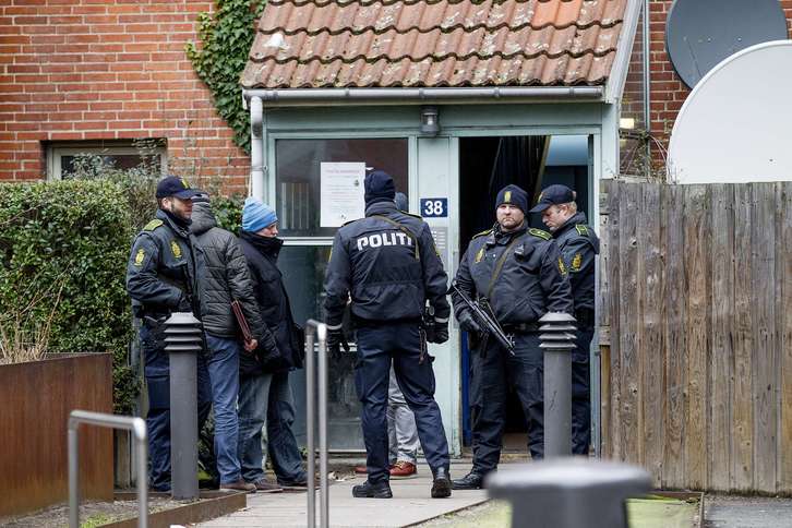 Policías daneses inspeccionan una vivienda. (AFP)