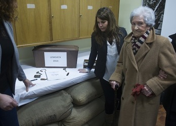 Acto de entrega de los restos, en Lemoa. (Luis JAUREGIALTZO/ARGAZKI PRESS)