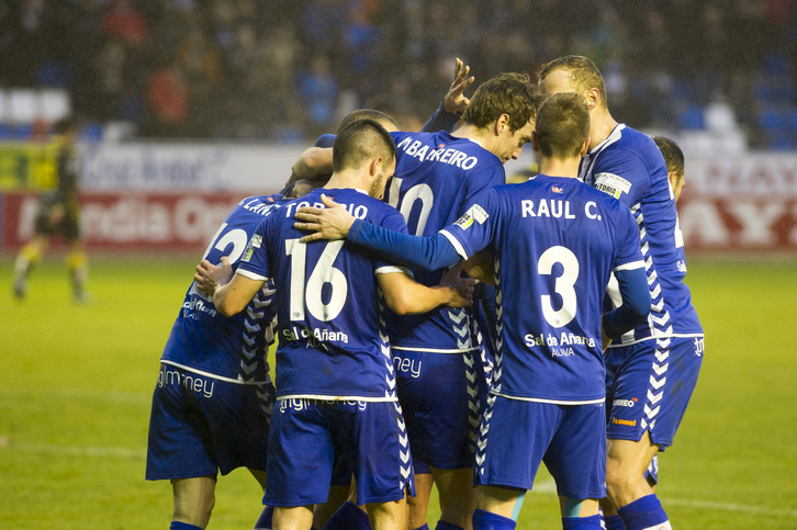 Los jugadores del Alavés celebran uno de los goles. (Juanan RUIZ / ARGAZKI PRESS)