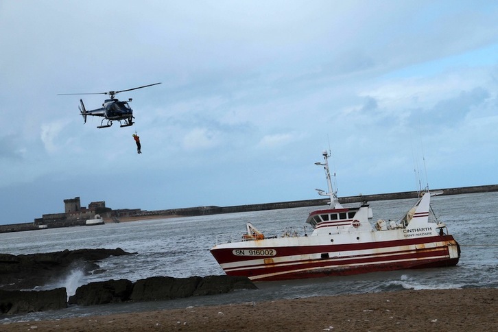 ‘Cinthart’ ontziko marinelak helikopteroz erreskatatu dituzte. (Aurore LUCAS)