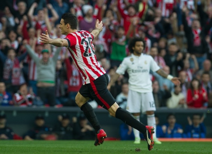 Aritz Aduriz celebra su gol. (ARGAZKI PRESS)