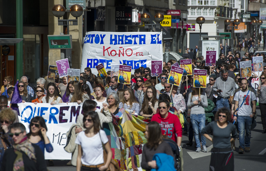 Reivindicaciones durante la manifestación en Gasteiz. (Juanan RUIZ / ARGAZKI PRESS)