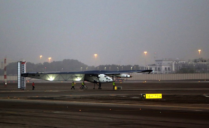 El Solar Impulse 2, antes de despegar en Abu Dabi. (Marwan NAAMANI / AFP)