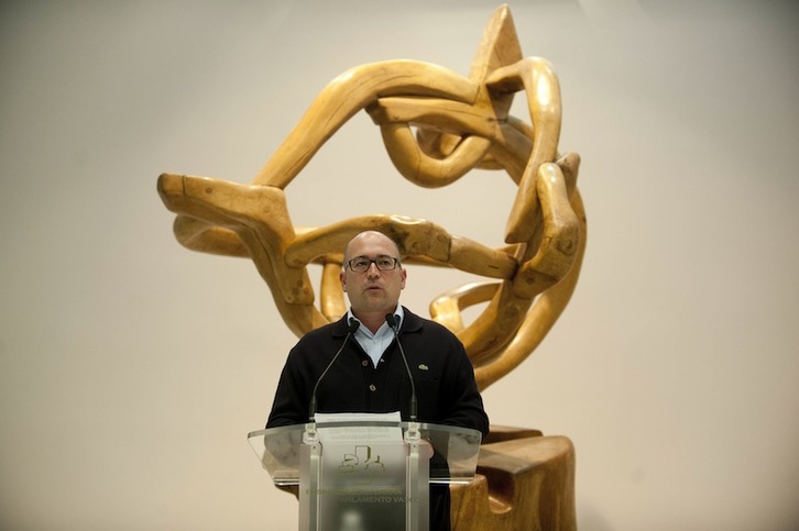 Alfredo de Miguel, en una comparecencia en el Parlamento de Gasteiz. (Raúl BOGAJO / ARGAZKI PRESS)