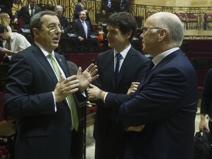 José Luis Bilbao, Unai Rementeria y José María Iruarrizaga, en un pleno en diciembre de 2014. (Luis JAUREGIALTZO/ARGAZKI PRESS)