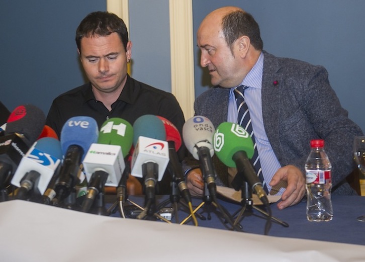 Hasier Arraiz y Andoni Ortuzar, en la convocatoria de la manifestación de enero de 2014. (Luis JAUREGIALTZO/ARGAZKI PRESS)