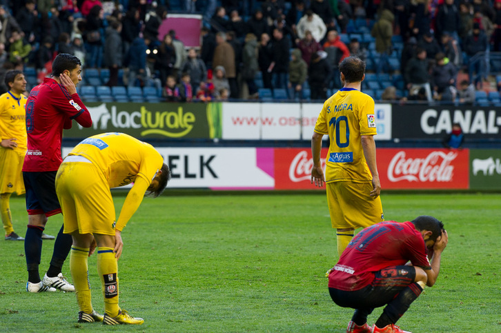 Jugadores de Osasuna se lamentan al final del partido. (Iñigo URIZ / ARGAZKI PRESS)