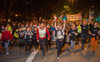 Iñaki Soto GARAko zuzendaria eta Maide Iantzi, 18. edizioan ere jarraipena egin zuena, GARA eta NAIZeko lankideekin. (Andoni CANELLADA / ARGAZKI PRESS)