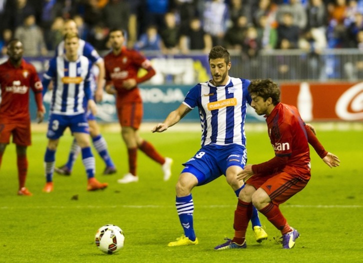 Un lance del partido entre Alavés y Osasuna. (Juanan RUIZ / ARGAZKI PRESS)